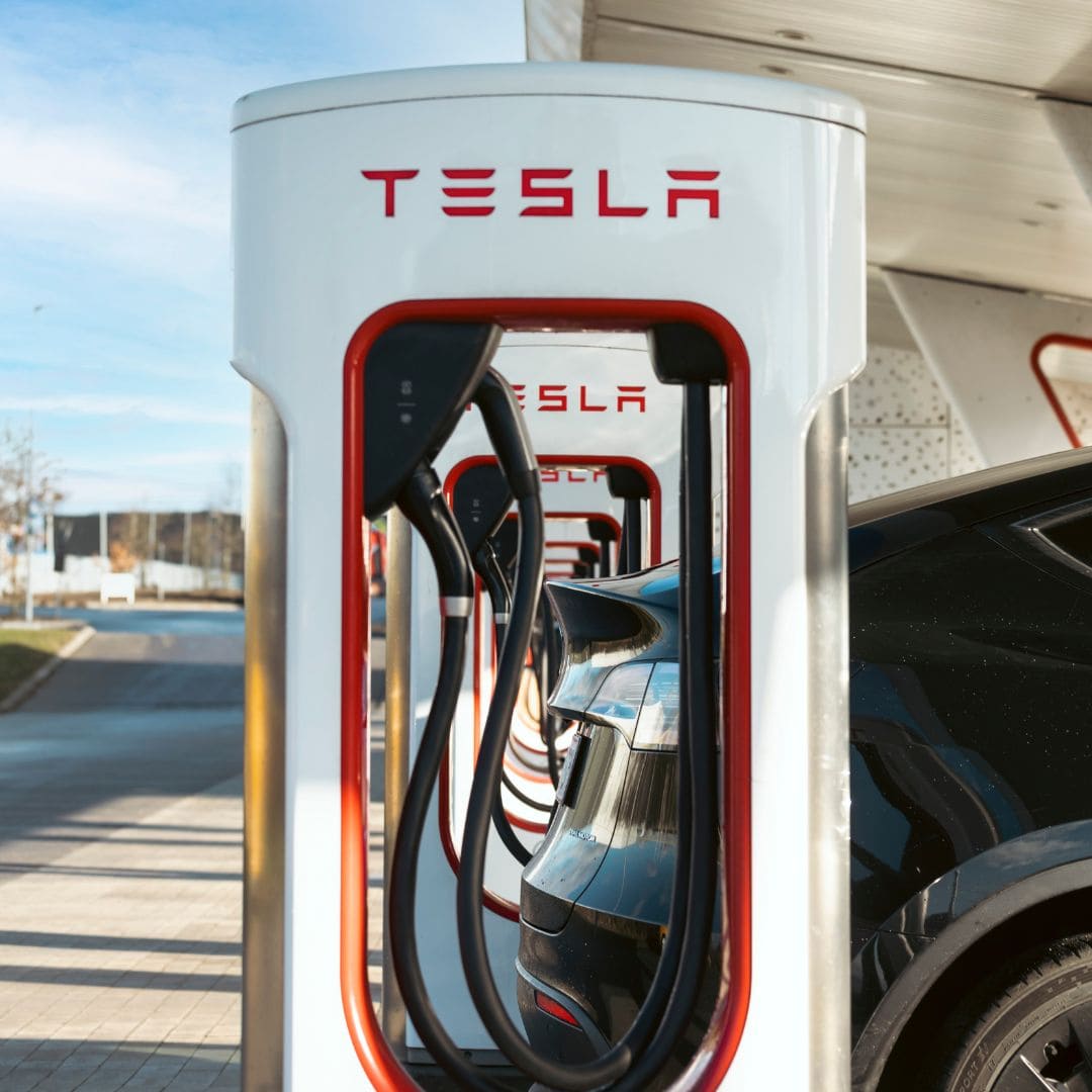 Besøg Randers Storcenter og oplad din elbil med Tesla supercharger udenfor rød indgang